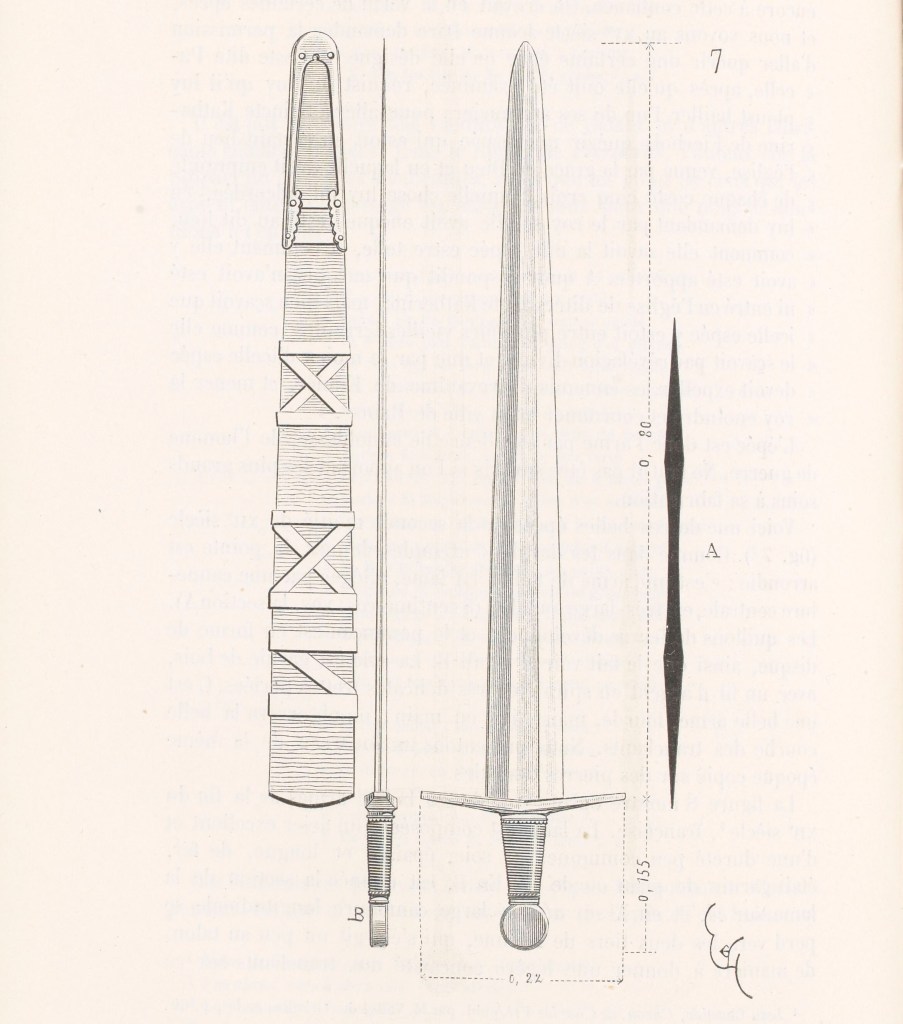 Belle épée de la seconde moitié du XIIe siècle, la pointe est arrondie : c'est une arme de taille. La lame, allégée par une cannelure centrale, est très large au talon